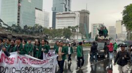 Aksi unjuk rasa “Indonesia Gelap” di Patung Kuda, Jakarta Pusat, Senin (17/2/2025).