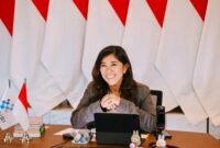 Menkomdigi Meutya Hafid berinteraksi virtual dengan siswa SD Inpres 9 Halmahera Barat melalui program BAKTI AKSI. (Foto: Dok. Komdigi.go.id)