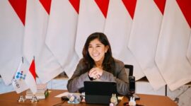 Menkomdigi Meutya Hafid berinteraksi virtual dengan siswa SD Inpres 9 Halmahera Barat melalui program BAKTI AKSI. (Foto: Dok. Komdigi.go.id)