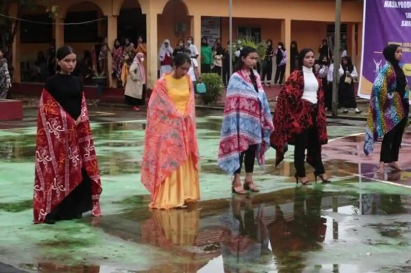 SMKN 1 Tanjung Selor kembangkan batik khas Kaltara bersama UMKM. Pemprov Kaltara dorong peran BLUD SMK dalam peningkatan ekonomi dan mutu pendidikan, Kamis (31/10/2025). ( Foto: Istimewa)