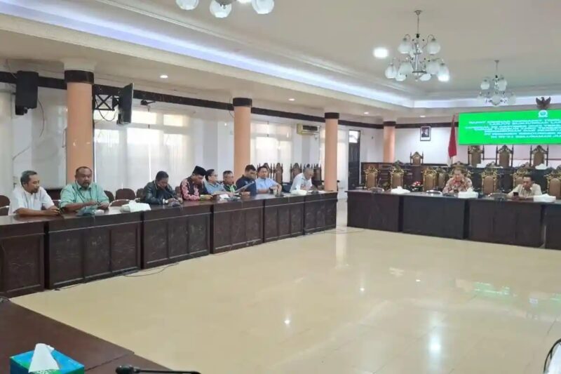 Rapat Dengar Pendapat (RDP) digelar Komisi II DPRD Tarakan pada Jumat (31/10/2025). (Foto: TribunKaltara.com/Andi Pausiah)