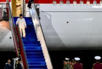 Presiden Prabowo Subianto tiba di Tanah Air usai menghadiri KTT APEC di Korea Selatan, Sabtu (1/11/2025). (Foto: Dok. Biro Pers Sekretariat Presiden)

