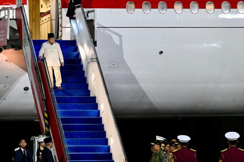 Presiden Prabowo Subianto tiba di Tanah Air usai menghadiri KTT APEC di Korea Selatan, Sabtu (1/11/2025). (Foto: Dok. Biro Pers Sekretariat Presiden)

